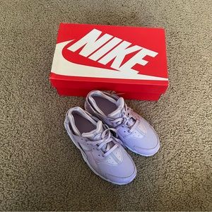 Kids: Nike huarache run size 3Y
New never used